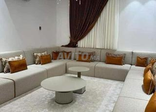 صالون حديث على شكل حرف U - الراحة والأناقة