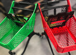 Chariots à roulettes utilisés dans les supermarchés et les magasins