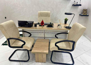 Bureau haut de gamme entièrement équipé avec un design moderne