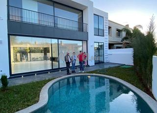 فيلا حديثة للإيجار في عين الذياب مع مسبح وتكييف