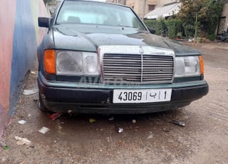 Mercedes-Benz à vendre en bon état, tout est en règle.