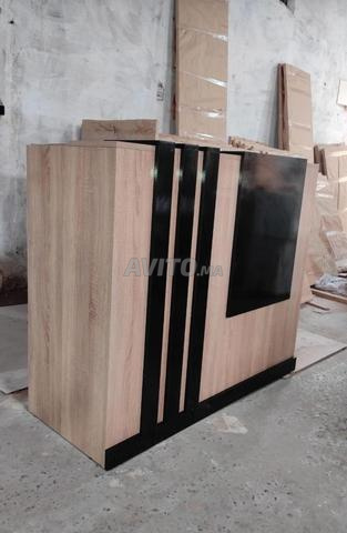 مكتب استقبال باللون الخشبي مع لمسة أنيقة بالأسود