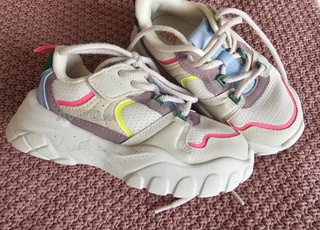 حذاء رياضي زارا للبنات مقاس 25