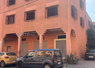 Maison avec magasins à vendre