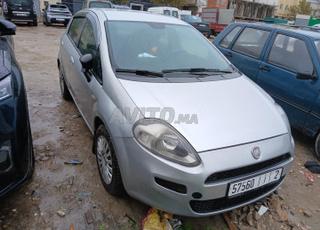 Voiture propre à vendre, semi-équipée, en bon état et économique