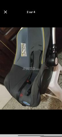 مقعد سيارة للأطفال