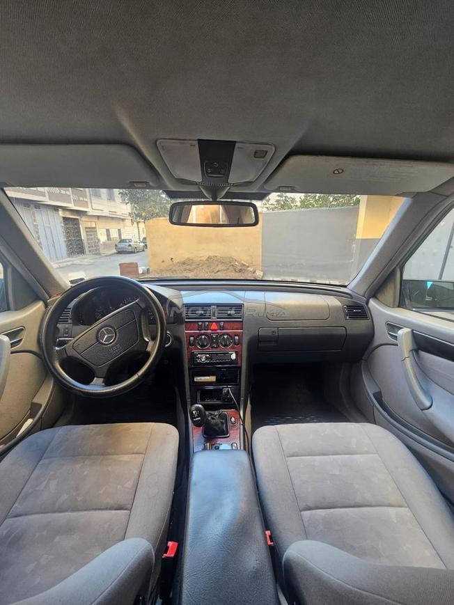 Mercedes-Benz 220 Diesel Manuelle 2000 à Nador