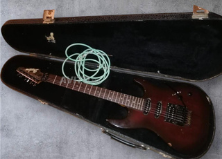 غيتار كهربائي نادر Shadow من التسعينيات مع حافظة