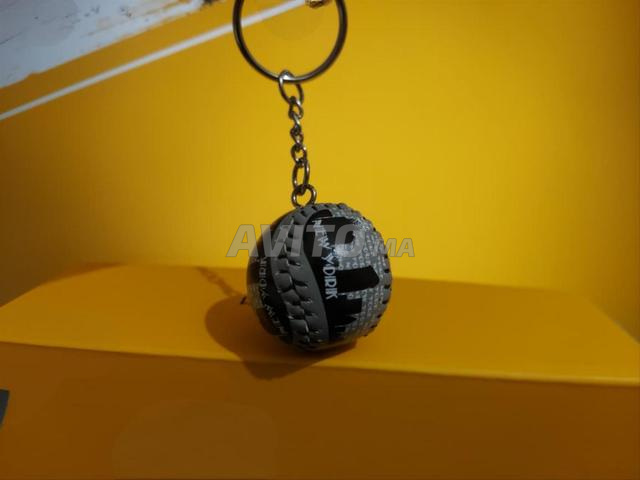 كرة بيسبول تذكارية رمادية اللون عليها صورة أفق مدينة نيويورك