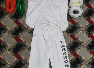 Vêtements pour le sport de taekwondo avec quatre ceintures à vendre