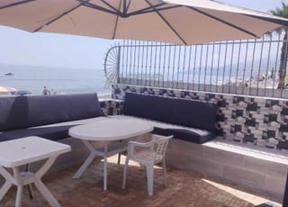 Villa (Chalet) avec terrasses donnant directement sur la mer