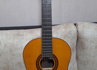 قيثارة مارتينيز للبيع