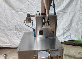 Presse à comprimés Tablet press