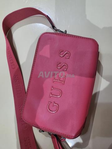 حقيبة جلدية وردية اللون ماركة GUESS