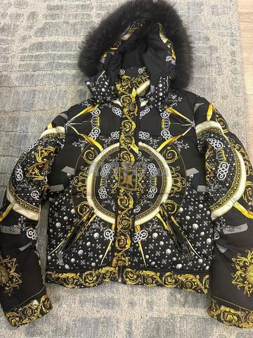 سترة منفوخة Versace مع غطاء من الفرو