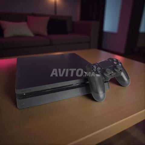 بلاي ستيشن 4 سليم باقي جديد فيه 150 لعبة ومعه ذراع التحكم