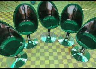 7 كراسي سوداء لصالون الحلاقة