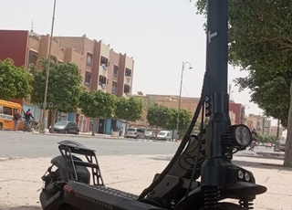 Trottinette électrique neuve et puissante conçue pour les routes difficiles