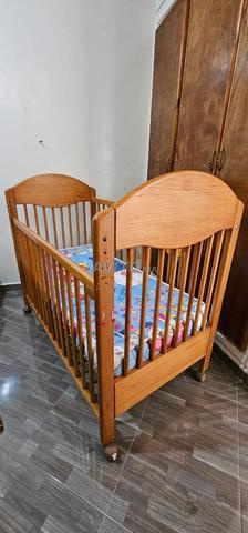 سرير للأطفال مع مرتبة