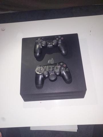 جهاز Ps4 pro بسعة 1 تيرابايت مع ذراعين تحكم في حالة جيدة جدا