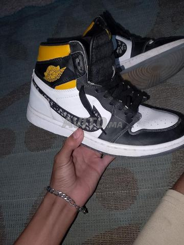حذاء Air Jordan 1 أسود وأصفر