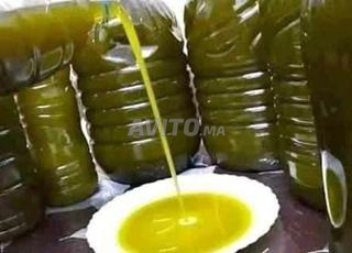 Huile d'olive locale pure avec une saveur forte