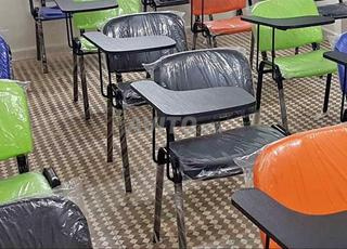 Chaise avec tablette d'écriture intégrée