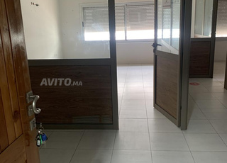 مكتب مع فاصل