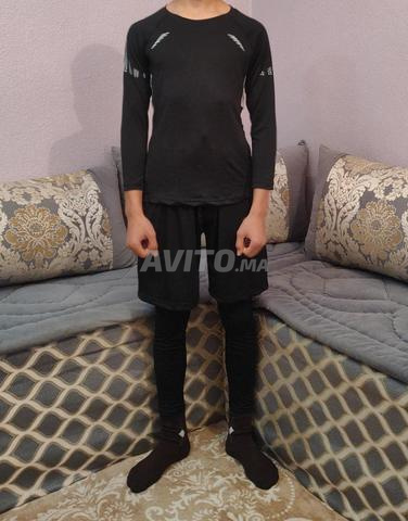 Belle tenue de sport 3 pièces (T-shirt, short, collant)