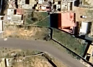 أرض محفظة 751m فيها منزل