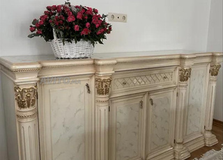 Ensemble de salon composé de meubles rembourrés.