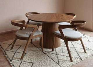 طاولة مستديرة من الخشب الصلب مع 4 كراسي