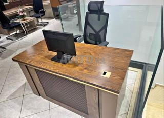 مكتب إدارة مع مساحات تخزين عملية