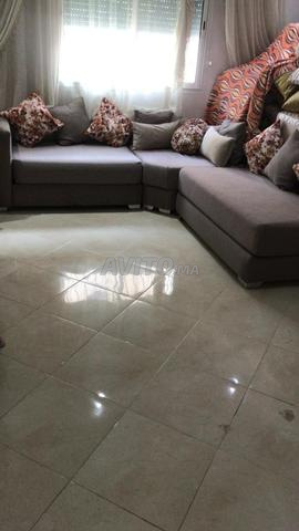 كنبة بحالة جيدة قياس 1.38/70 1.23/70 70/70