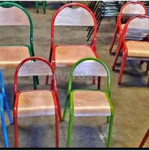 كرسي شبه معدني مربع مع لوح كتابة