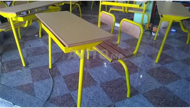 طاولة فردية مع سطح خشبي