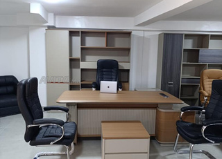 مكتب مستورد بإضاءة LED عصرية بتصميم احترافي