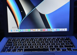 MacBook air 2017 8/128gb مع شاحن أصلي