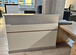 Bureau d'accueil importé alliant force et élégance