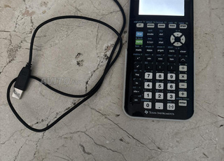 Ti 84 Plus CE avec chargeur (prix négociable)