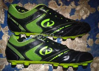 حذاء كرة القدم جيد قياس 40