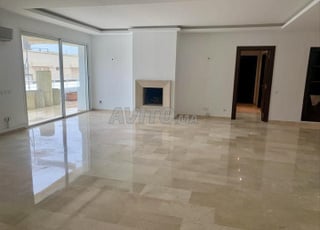 Appartement semi meublé à louer 250 m² à Rabat