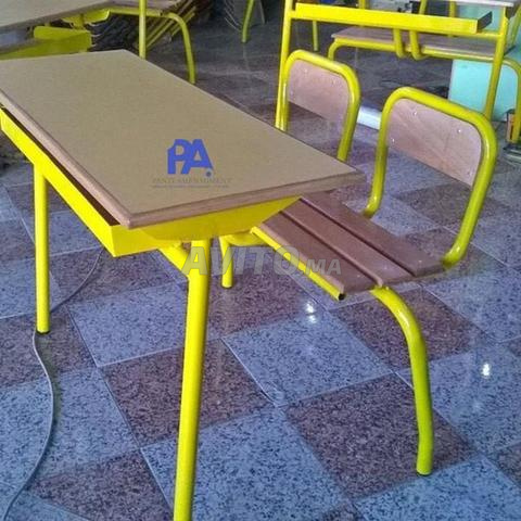 طاولة مدرسية مزدوجة مع منضدة متاحة