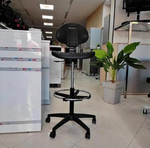 Chaise haute pivotante avec repose-pieds, design pratique et confortable