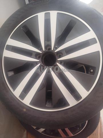 4 جنوط أصلية جديدة بالإضافة إلى 4 إطارات جديدة