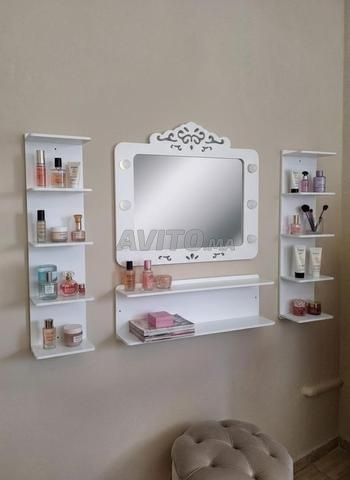 مرآة مع الرفوف