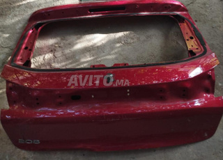 باب صندوق السيارة بيجو 208 والجزء السفلي