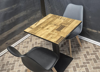 Chaise stylée et table