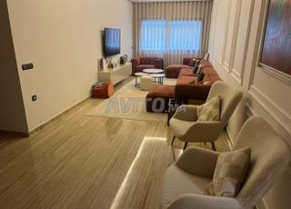 شقة فارغة جديدة للإيجار في روش نوار