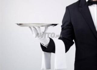 Serveur café au restaurant disponible